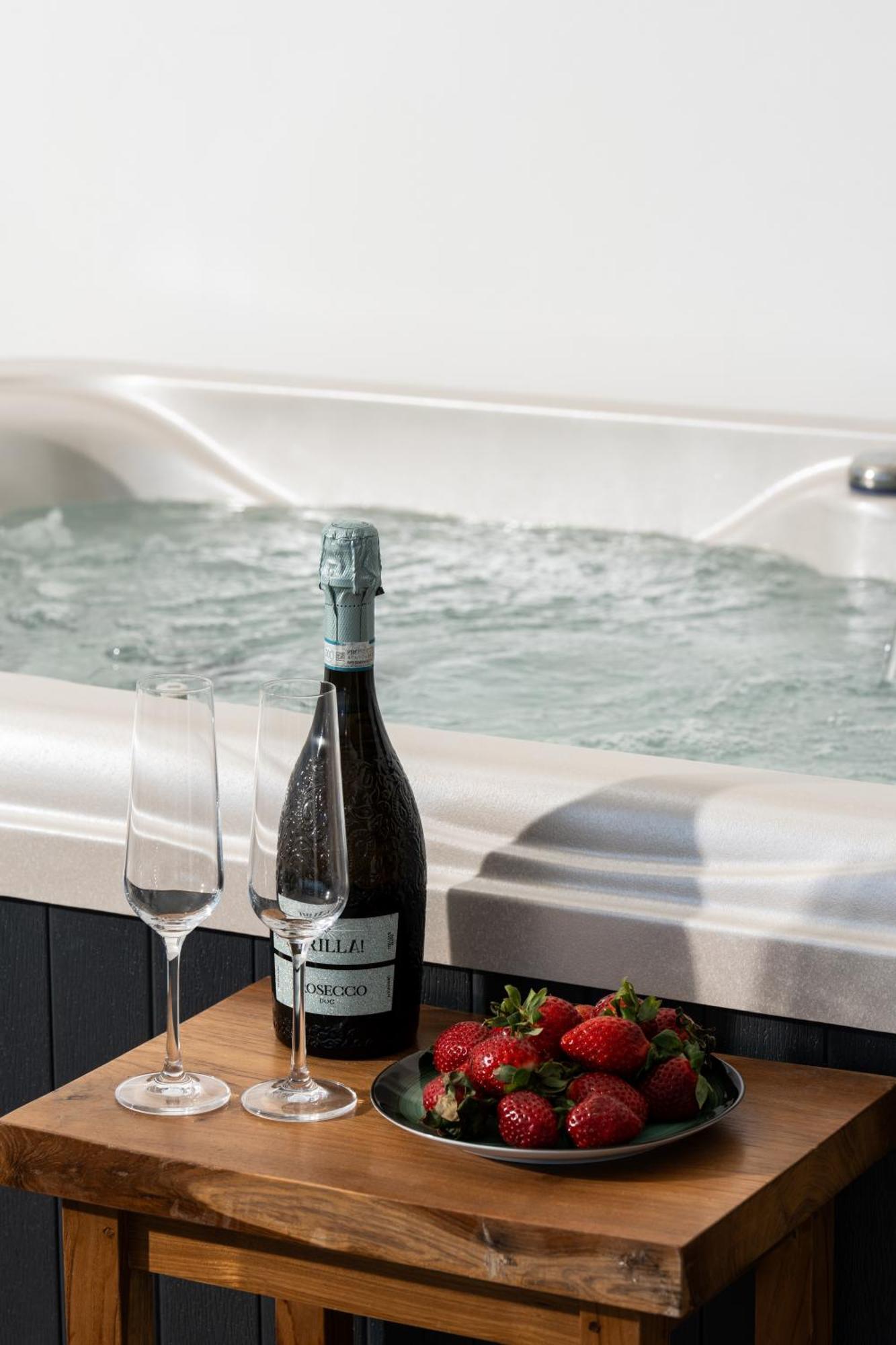 Secret View Apartment, With Private Jacuzzi 罗希姆诺 外观 照片